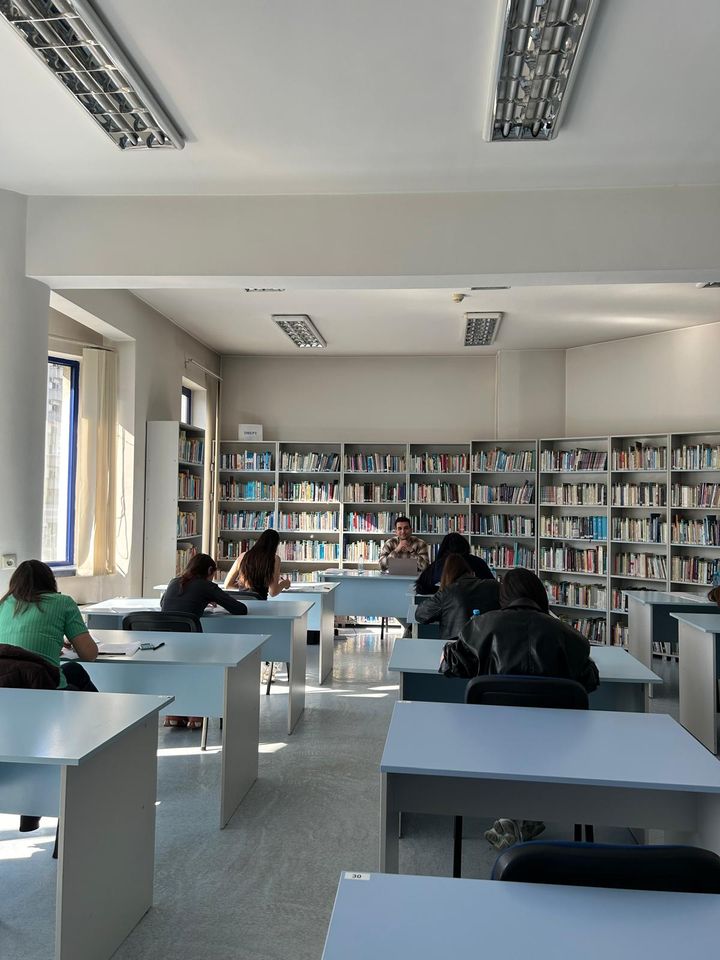 Sala de simulare: elevi la mese, în timpul testului