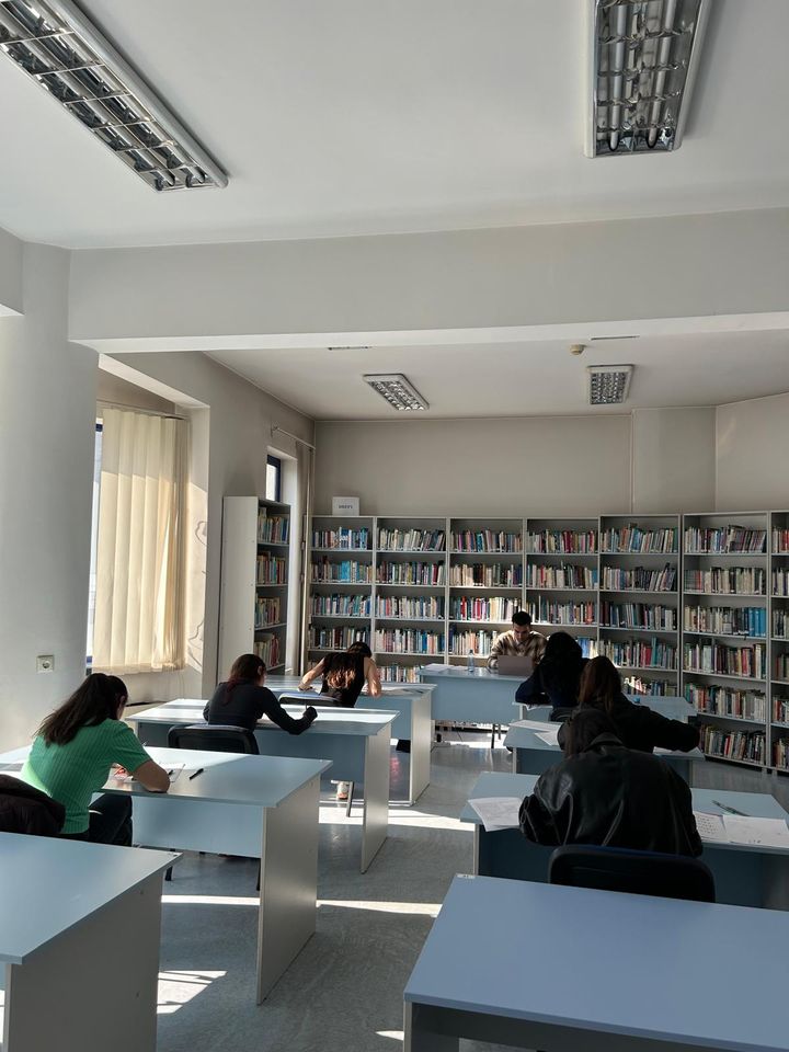 Aceeași sală, din alt unghi, cu rafturile de cărți în spate